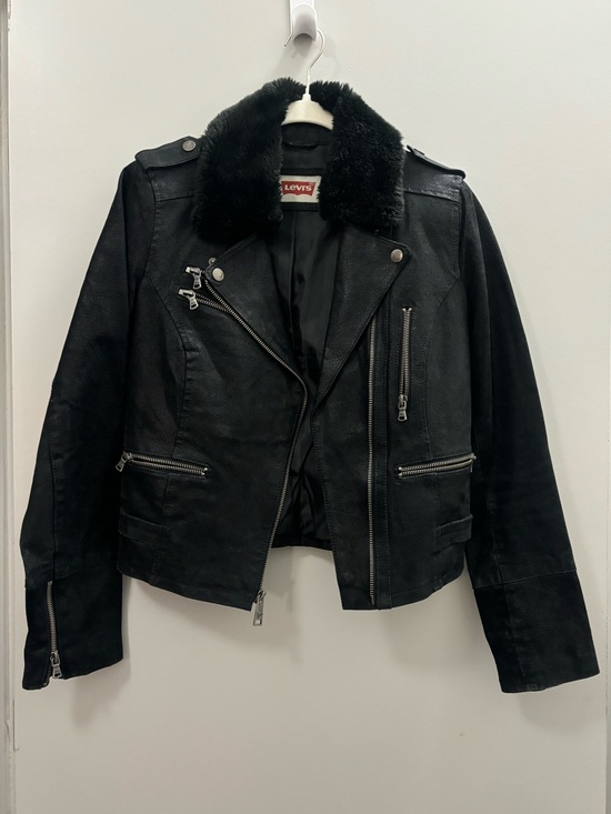 Levi's Jackets & Blazers - Levi's 100% genuine Leather Moto Jacket with a detachable faux fur collar. Small